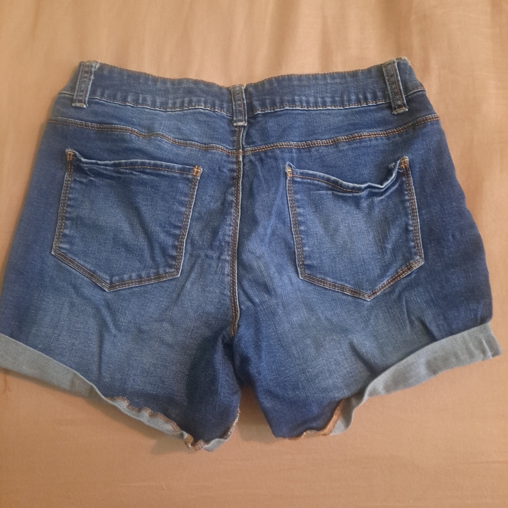 Shorts - Picture 2 of 3